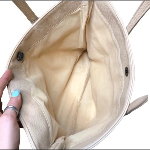๐ Lord & Taylor Beige Faux Leather Tote Bag Wide Strap Adjustable Magnetic - Picture 3 of 6